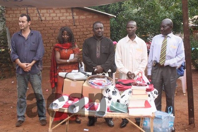 Centrafrique: Cécilia Dossin Ngaïbinon remet un lot de livres et de ballons à l’Association de Lutte contre l’Illettrisme en Afrique Centrafrique: Cécilia Dossin Ngaïbinon remet un lot de livres et de ballons à l’Association de Lutte contre l’Illettrisme en Afrique