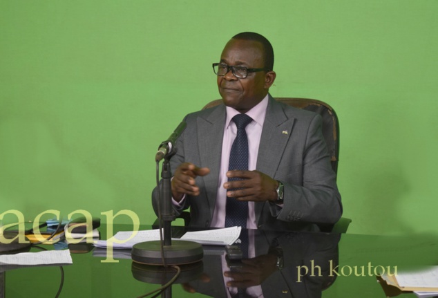 Le ministre Jean-Christophe Nguinza présentant son bilan sur le plateau de Télé Centrafrique