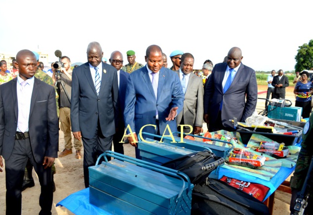 Le Président Touadéra constatant les kits à remettre aux bénéficiaires