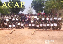 au centre l'ambassadrice des USA Lyne Tamlyn,le colonel Arcadius Betibangui,le colonel Alfred Service entourés des recipiendaires au centre l'ambassadrice des USA Lyne Tamlyn,le colonel Arcadius Betibangui,le colonel Alfred Service entourés des recipiendaires