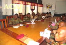 les participants dans la salle de conférence de l'etat-major des armées