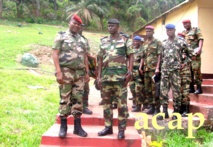 Le général Zéphirin Mamadou à gauche,posant avec le général François Ndiaye ainsi que leurs staffs