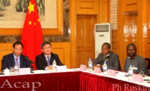 Le Vice-gouverneur Dejin Li à gauche de l'Ambassadeur Chen Dong