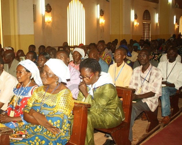 La famille exige de l’homme des connaissances appropriées afin de bien vivre et vivre heureux, selon l’Administrateur Apostolique de Bangui Dieudonné Nzapalainga La famille exige de l’homme des connaissances appropriées afin de bien vivre et vivre heureux, selon l’Administrateur Apostolique de Bangui Dieudonné Nzapalainga
