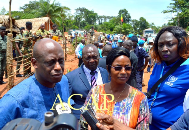 Raouf Mazou (g.) répondant à la presse aux côtés de Mme Virginie Mbaïkoua