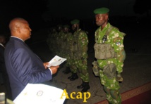 Le president Touadera entrain de remettre l'attestation à un élément de SAOS
