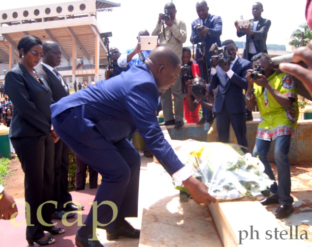 Le Premier-ministre Firmin Ngrébada déposant une gerbe de fleurs au pied du monument des martyrs, le 11 mai à Bangui