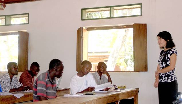 Fabienne Chassagneux annonce aux  journalistes la reprise de l'audience publique de Bemba Gombo