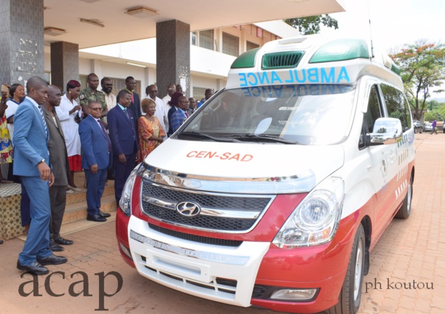 Pierre Somsé et Chancel Sékodé Ndeugbayi à l'hôpital de l'Amitié, lors de la remise de l'ambulance