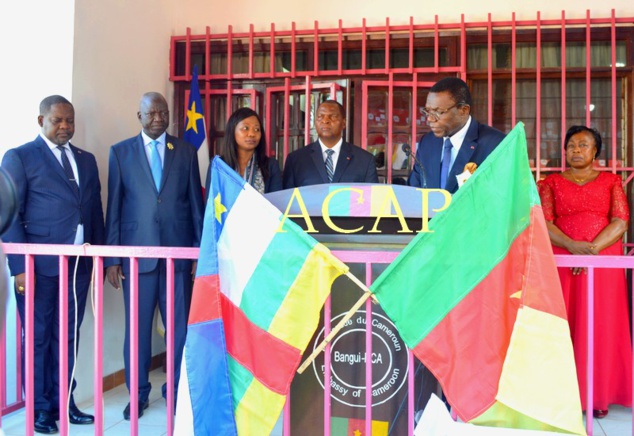 Les autorités centrafricaines, aux côtés de l'ambassadeur camerounais, Nicolas Nzoyoum, en lunette lors de son speech Les autorités centrafricaines, aux côtés de l'ambassadeur camerounais, Nicolas Nzoyoum, en lunette lors de son speech