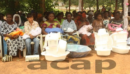 Quatorze bébés nés le 31 octobres 2011 au camp Henri Izamo ont reçu des cadeaux. Ph (Stella KOGBESSOUA)