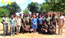 Au centre Mme Marie Noelle KOYARA, Mme Lyne TAMLYN posant avec les cadres Américains et nationaux ainsi que les récipiendaires