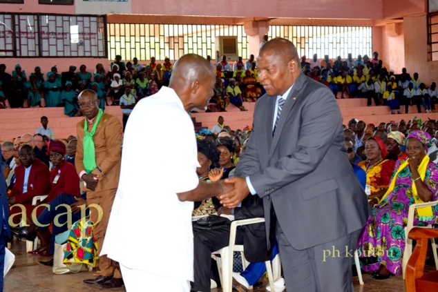Le président Faustin Archange Touadéra (g) congratulant le pasteur Gaston Ouamonguéné, à l'ouverture de la célébration du 40ème anniversairre des églies apostoliques de Centrafrique