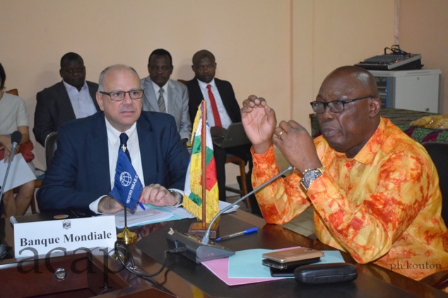 Le Représentant résident de la Banque mondiale, Robert Boujaoude, et le ministre de l'Economie, Félix Moloua, lors d'une revue à Bangui, en janvier 2019 (archives ACAP)