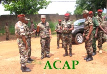 Au centre, le général J.P Perrin, le général Z Mamadou entourés des officiers centrafricains au camp Kassai Au centre, le général J.P Perrin, le général Z Mamadou entourés des officiers centrafricains au camp Kassai