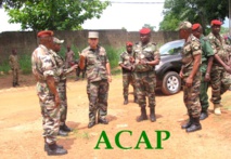 Au centre, le général J.P Perrin, le général Z Mamadou entourés des officiers centrafricains au camp Kassai