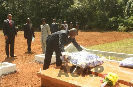 Le ministre d'Etat Anicet Parfait Mbay dépose le gerbe de fleurs