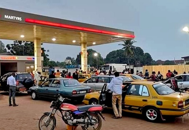 Longue file d'attentes dans une station-service de Bangui