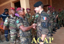 Remise d'écusson à un officier des forces spéciales centrafricaines par un EFG