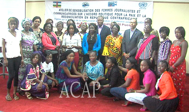 M.Kévin Dimitri Yalangba et Vladimir Montéiro avec les femmes communicatrices