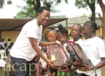 Dr Geneviève Ehounou remet les kits à une école lauréate