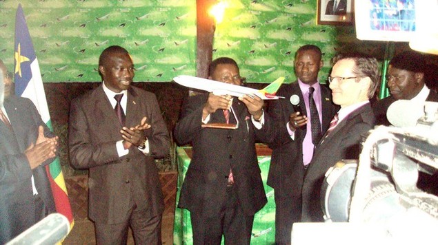 Le Chargé d'Affaires de l'Ambassade du Cameroun réceptionne la maquette de l'avion Le Chargé d'Affaires de l'Ambassade du Cameroun réceptionne la maquette de l'avion