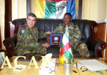 le général H. Maio en train de remettre un cadeau au général Z. Mamadou le 2 juillet 19