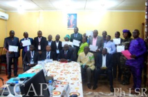 Photo de remise de certificats aux participants de lutte contre les fraudes