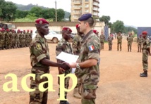 Remise d'attestation à un élément du bataillon amphibie par un officier français le 11 juillet 2019