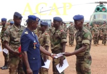Remise de certificat aux éléments de l'armée de l'air par l'officier adjoint