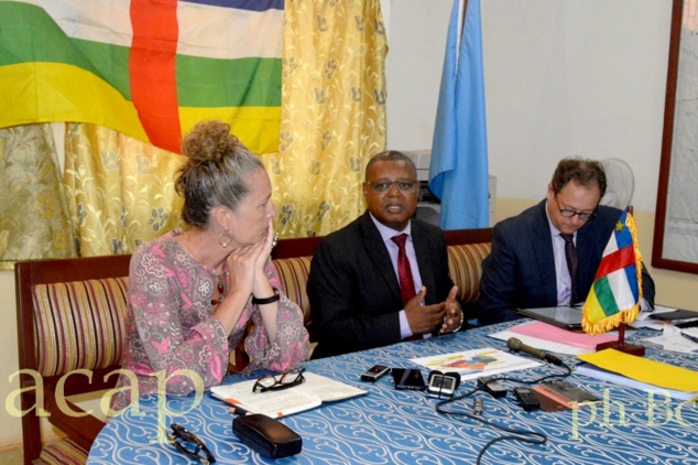 Pierre Somsé (au centre), lors de la conférence de presse conjointe avec les responsables de l'OMS et de L'Institut Pasteur de Bangui