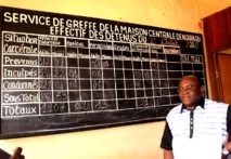 M. Nakombo devant le tableau statistique de la situation des prisonniers à Ngaragba