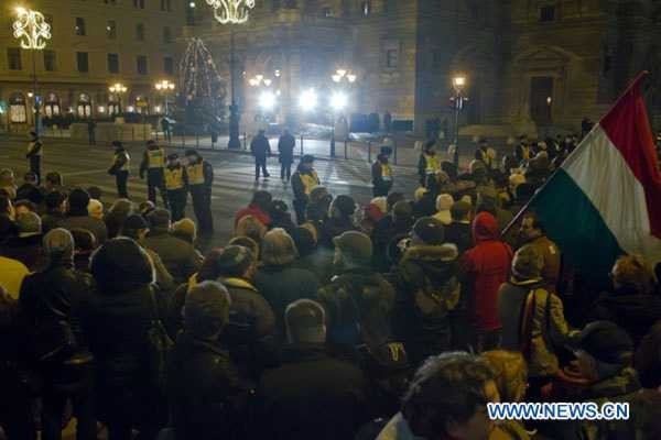 Hongrie: des dizaines de milliers de personnes manifestent à Budapest contre la nouvelle constitution Hongrie: des dizaines de milliers de personnes manifestent à Budapest contre la nouvelle constitution
