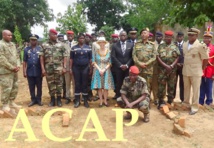 Madame L. Tamlyn au centre entourée du colonel A.Betibangui,du general Z.Mamadou ainsi que les récipiendaires