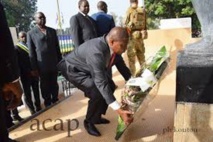 le président Touadéra déposant une gerbe de fleurs au monument Boganda (photo d'archives)