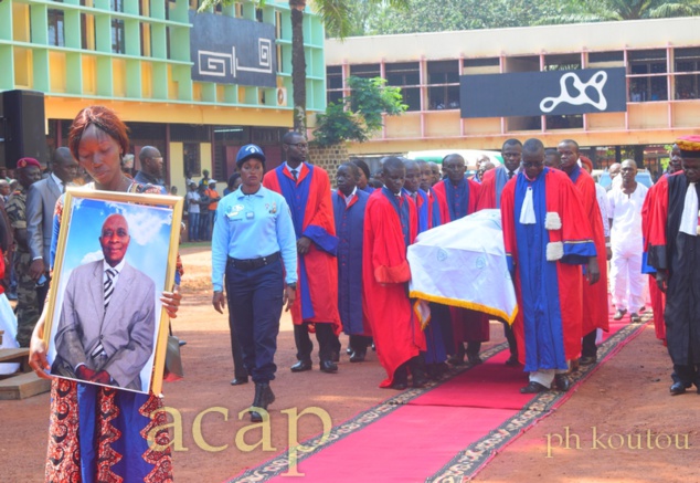 Les enseignants de l'université de Bangui portant le cercueil du docteur Bernard Voyémakoa