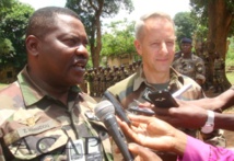 Le général de brigade Zéphirin Mamadou, Chef d'Etat Major des Armées (CEMA) assisté de commandant de l'Eutm-RCA, le général Eric Peltier, en visiste de travail au Camp Kassaï