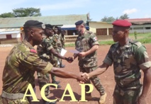 Le Commandant F. Golly Mokanda et le lieutenant colonel Rostollan, remettant l'attestation aux récipiendaires le 12 sept 2019