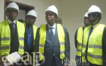 Le président Faustin Archange Touadéra (milieu) en compagnie d'Ange Maxime Kazagui (g) et de Jean-Pierre Amougou Belinga (d) sur le chantier de réhabilitation de Télé Centrafrique