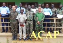 Les récipiendaires posant avec les instructeurs de l'EUTM-RCA, le 11 octobre 2019 au camp Kassai