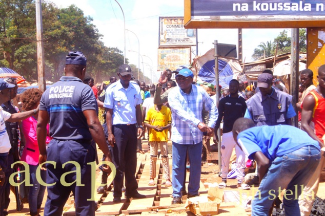 Le maire Emile-Gros-Raymond Nakombo effectue une descente sur le terrain au marché combattant