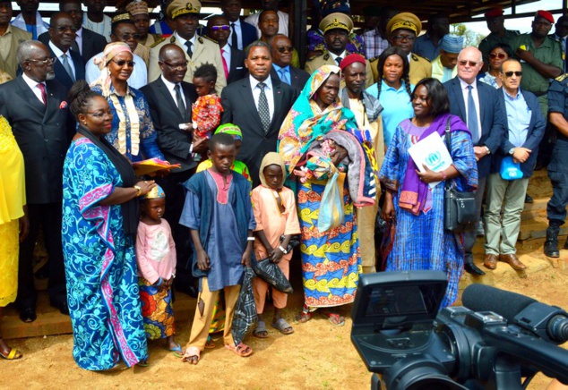 Une famille de retournés accueillis par les autorités camerounaises et centrafricaines, y compris la directrice régionale du HCR