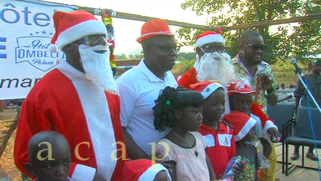 Les enfants du village Liton reçoivent des jouets pour la fête de Noël