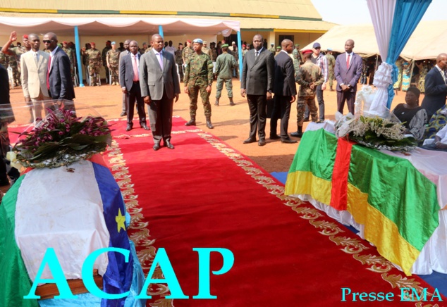 Le président F.A TOUADERA en train de s'incliner devant les deux dépouilles des FACA le 16 jan 2020 à Bangui