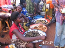 Vendeuses de chenilles dans un marché de Bangui (Ph. Debato/Acap)