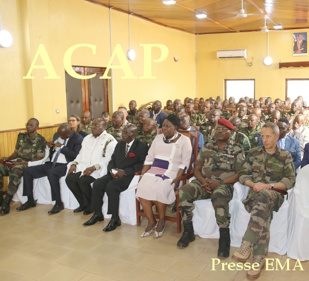 Madame KOYARA au centre,entourée de ses collaborateurs et du maire de Bangui