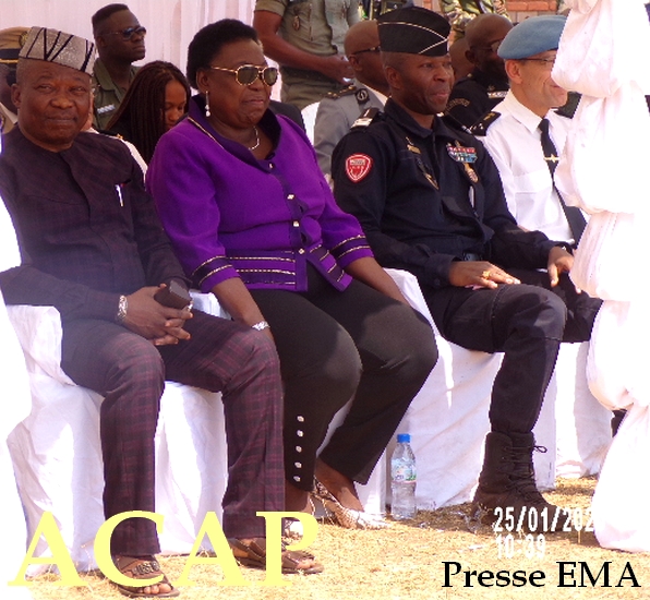 De gauche à droite, général Henry LINGUISSARA, madame M.N KOYARA ,commissaire principal de police B. ZOKOUE en pleine cérémonie de repas de corps