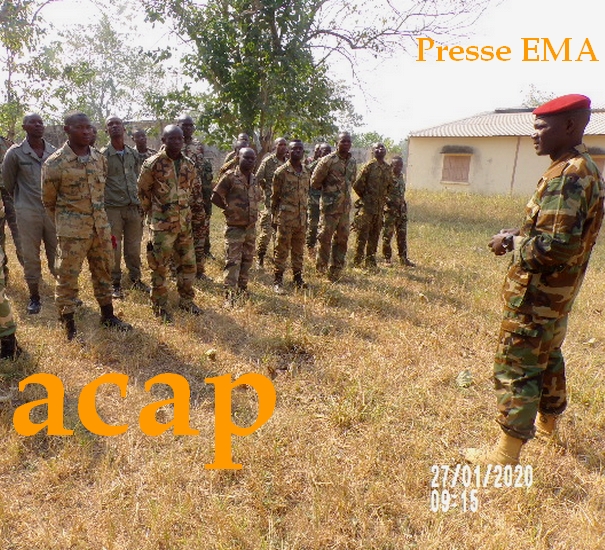 Un instructeur des FACA en train de donner des consignes aux stagiaires le 27 Jan 20 à Kassai Un instructeur des FACA en train de donner des consignes aux stagiaires le 27 Jan 20 à Kassai