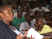 Mlle Aline Gisèle Pana présentant sa communication (Ph. Yaka Maïde/Acap