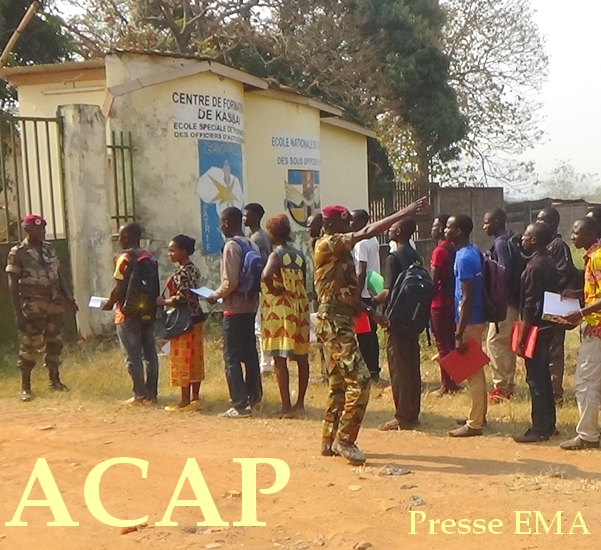 Des candidats au poste d'élèves sous-officiers à l'entrée du centre de formation de Kassai pour le retrait du formulaire de recrutement le 6 février 2020